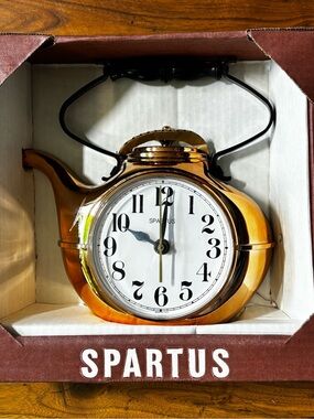 Spartus new old stock: vintage 70s copper-toned teakettle electric wall clock
